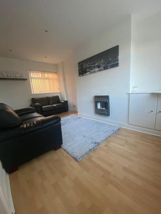 Modern Two Bed House Close To Centre Apartment *